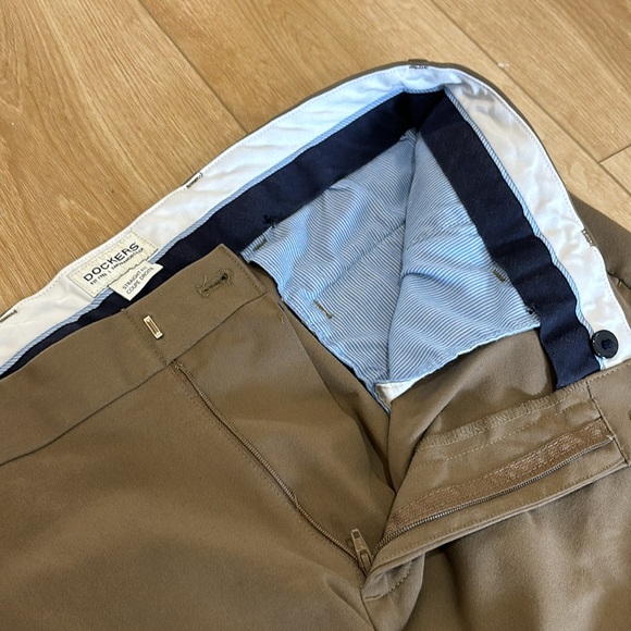 Men’s Dockers straight fit khakis, deep tan colour - Picture 3 of 7